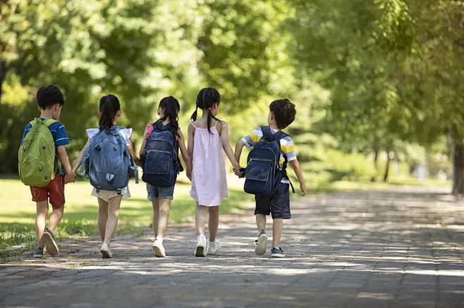 孩子们背着书包去上学图片素材