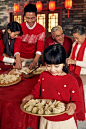 幸福家庭过年包饺子图片下载