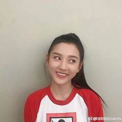 不知道怎么自拍时可以cos表情包啊 ​​​​