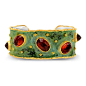 Bracelet Jewelry丨Victor Velyan是80年代重金属摇滚歌手，在非洲当了12年的野生动物园导游之后的他，开始了自己的珠宝设计师之路。大颗粒彩宝包镶的粗犷风格，灵感来源欧洲古建筑、阿拉贡王国的传统图腾以及非洲的野生动物。当所有的珠宝设计师都对贵金属进行抛光的时候，Victor Velyan 选择另辟蹊径——尝试金属锈蚀的特殊处理。