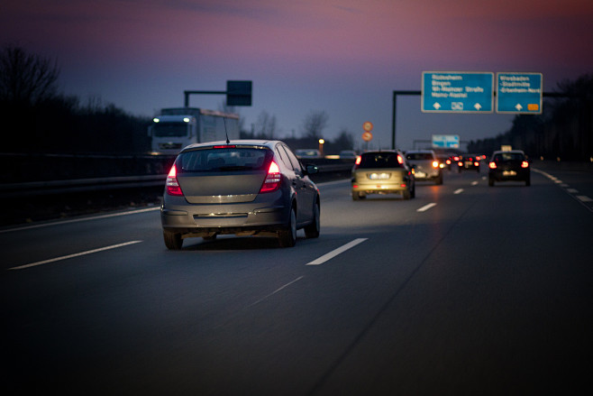 “driving at night”的图...