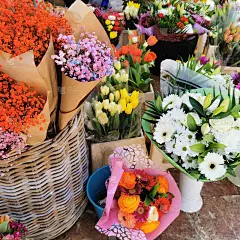 篮子里盛开着美丽的夏日鲜花。街上的花篮花市。