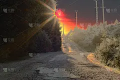 黎明时的山乡路