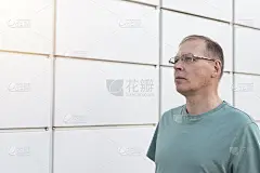 展望未来的人近内衬的墙。观察视角，聚焦，制定计划和战略概念