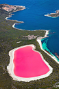 非洲-玫瑰湖：非洲塞内加尔的玫瑰湖（Lake Retba），一片令人沉醉的粉红。湖中有嗜极菌，这种生活在各种极端恶劣环境下的喜盐生物在盐分浓度高达每升水含80—300克盐的盐湖中旺盛生长。正是因为这些奇异的小生物，才产生了玫瑰湖绮丽的颜色，浪漫的情调。