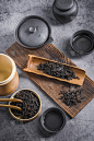室内以中国茶道著名照片为背景的陶瓷茶壶和茶杯。