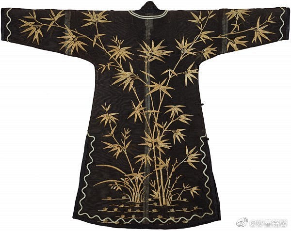 发一件竹纹美衣，来自北服民族服饰博物馆的...