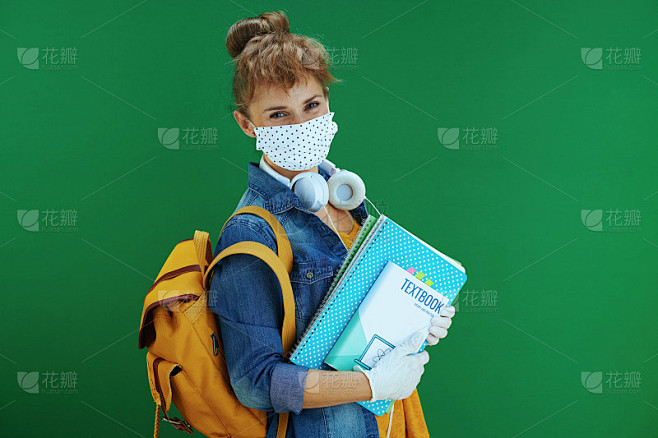 年轻的学生在黄衬衫孤立在绿色