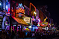 Neon signs on Lower Broadway (Nashville) at Night_创意图片