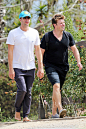 热恋中的克里斯·马汀 (Chris Martin) 头戴笑脸棒球帽赤脚在Malibu与友人外出散步