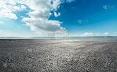 广场地面和蓝天下的江景。