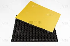 隔音黑灰色吸音泡沫，金字塔式衬垫层板录音工作室附加在墙上作为壁纸背景，减少和保护外部房间的声音。