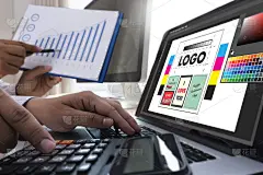 创意设计师在工作。颜色样本，插画平面设计师工作的数字平板电脑和电脑