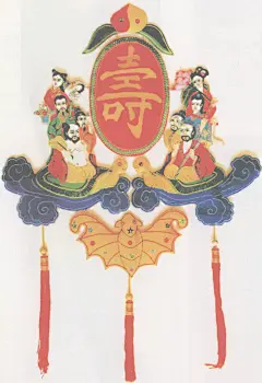 八仙庆寿
八仙为吕洞宾、何仙姑、汉钟离、张果老、韩湘子、曹国舅、李铁拐、蓝采和。民间将八仙人物或代表八仙的物件组成“八仙过海”或“八仙庆寿”艺术品，有辟邪、祝贺长寿与富贵之含意。刺绣挂件《八仙庆寿》是八位仙人各执法器，骑乌龟，驾彩云，在大寿桃、大蝙蝠的簇拥下，抬着大寿字，为民间献寿。
