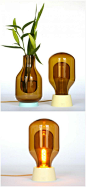 Derksen的烧瓶花瓶和烧瓶灯也采用了和保温瓶类似的结构，两层硼砂玻璃之间夹了一层回收的银，底座有硅橡胶做成。橡胶和玻璃的是实验室最常用的两种材料，不仅好看，而且好用。设计师将这些材料的功能性和形式巧妙地融合到了台灯和花瓶的设计中，让这些产品看上去更具工业特色。