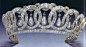 这顶皇冠了来自俄罗斯，玛丽王后买下它作为收藏品。目前都是女王使用@北坤人素材