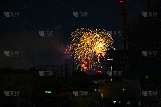 在东京城市的建筑物附近的烟花在夏天的晚上