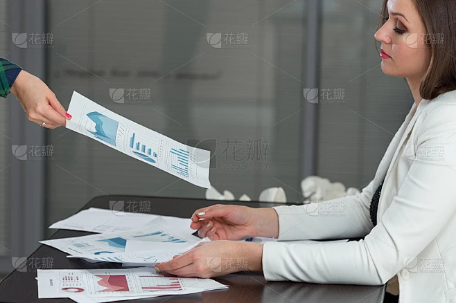 裁剪图像的女商人给进度表的同事