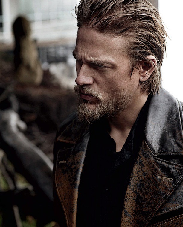  Charlie Hunnam
