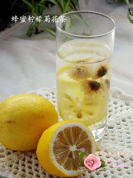 柠檬蜂蜜菊花茶
1.柠檬用水打湿，表面抹...