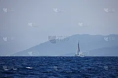 大海背景上游艇的白帆