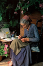 塔莎奶奶的美好生活。塔莎奶奶在五十多岁时远离繁华都市，搬到了东部的佛蒙特乡间，开始了自己惬意的田园生活。她在这里种花种草、喂养动物、耕作、做手工、画画儿、写书，彻底回归到一种无欲无求、品味点滴生活美妙之处的人生状态。塔莎奶奶用自己的经历告诉我们：人要怀着知足和感恩的心来过生活。