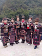 贵州   黔南州   荔波    青裤瑶     自称:努侯
       青裤瑶，自称“努侯”，意思为“着我们这种服装的人”。青瑶语言属于汉藏语系苗瑶语族苗语支。青裤瑶服饰尚青，当地汉族称之为“青裤瑶” 或简称“青瑶”。史籍称之为“黑瑶”、“黑裤瑶”。但瑶麓瑶族人民对此称谓十分反感， 曾在历史.上引发过 ​​​​...展开全文c