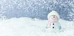 圣诞节的背景。快乐的雪人站在冬日圣诞的风景。圣诞快乐，新年快乐贺卡。戴着帽子的搞笑雪人在雪的背景上。