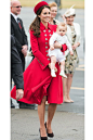 Kate Middleton's Best Looks Down Under ：The Duchess steps off the plane in New Zealand wearing a Catherine Walker coat and pillbox hat (and the best accessory of all in her arms). #凯特王妃#