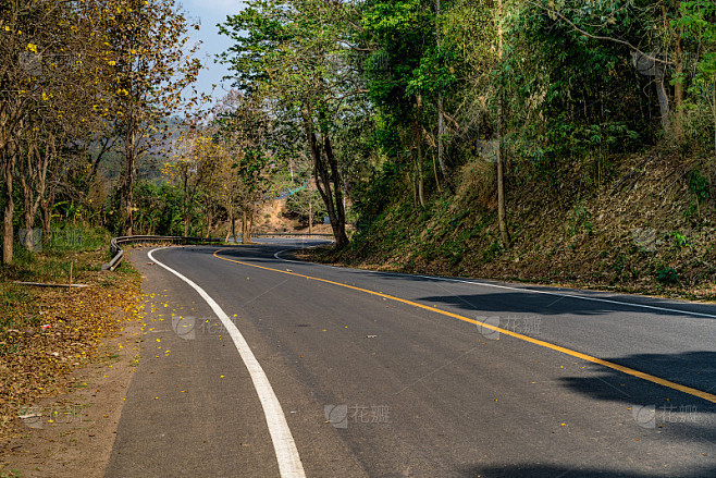 沥青乡间小路
