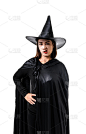 黑色女人的肖像可怕的女巫万圣节服装与帽子孤立的白色背景
