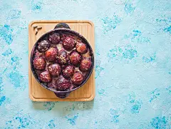 甜点:烤李子与丁香，肉桂，蜂蜜和皮屑。