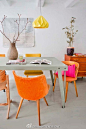 #家居美搭社# 一把橘色单椅，让整个空间亮起来。