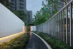 武汉中海·澳门佳园展示区景观设计/EADG泛亚国际 : 武汉江岸区，汉口重要政务、文化、生活的核心区，也是城市中心的重点建设和更新区域；目标地块位于江岸区澳门路，紧邻解放大道，且三公里范围内覆盖着充足的教育、医疗及商贸等成熟城市资源。 以『光』之名 In The Name Of Light 设计任务是完成目标场地的城市展厅景观设计。针对如此成熟而古老的城市街区，我们决定通过展厅，引入光芒，激活城市。 在空间设计中，我们在可触碰的媒介上留下有关光的印记，...