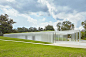 Magnolia山丘游客中心 Magnolia Mound Turner Family Visitors Center / Trahan Architects : Trahan Architects: Magnolia山丘坐落在靠近密西西比河的高地上，是1791年建立的一个劳动种植园。它现在的使命是通过教育项目、研讨会、讲座、节日和其他特殊活动来阐释法国克里奥尔人的生活方式。