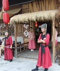 超好玩的穿越主题餐厅：山寨武林酒家，两个爱好武侠的80后潮人开的餐厅，集合了一切武侠小说和《武林外传》中的经典场景，收银台就是佟大掌柜专用的客栈的翻版，好比一个古装剧拍摄基地，来这里吃饭的朋友也可以过过武侠瘾！地址：白云区新市齐富路33号广北酒店1楼，