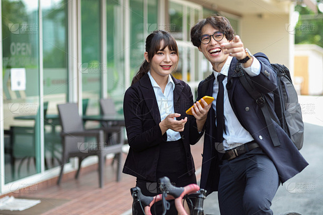 在城市街道上，一名男子正在给一名年轻女子...
