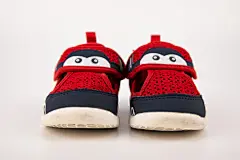 红色纱网凉鞋童鞋儿童用品摄影图