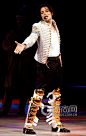 Michael Jackson经典水晶手套　BAZAAR时尚芭莎　时尚网