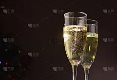 深色背景上的香槟酒杯。庆祝的概念。