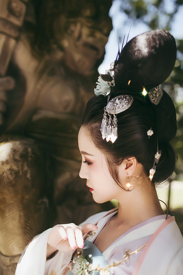 此生自断天休问，独倚危楼。独倚危楼，不信...
