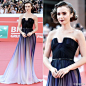 #who wears what# Lily Collins穿Elie Saab 2014春夏高定系列紫色渐变抹胸裙亮相罗马电影节红毯。你们发现了么？这就是小时候动画片里的花仙子小蓓，继承了花仙的血统，笑容灿烂，伶俐可爱，长裙飘逸，周身好像簇拥着鲜花香气四溢，还带着神奇的魔法。从颜色上来看，她应该是一朵朝颜花仙。
