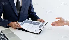 商务人士持有简历文件，面试工作经验的年轻人为公司申请财务会计，求职面试和求职申请
的概念。