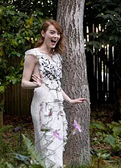 昨晚第39届米尔谷电影节(Mill Valley Film Festival)在加州盛大开幕，威尼斯影后Emma Stone携新片“La La Land”出席开幕式，身着刚刚发布的Rodarte2017春夏白色礼裙的石头明艳动人~~美哉~~以及最后附送一张表情包~~