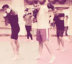 正能量男人戴着手套训练的肖像