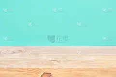 空的木头桌面上的蓝色粉彩背景