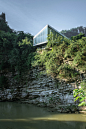 809兵工厂遗址改造-崖顶茶吧 / 三文建筑 / 何崴工作室,View across the river. Image © arch-inbetween