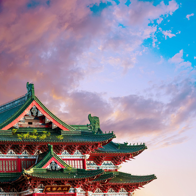 屋檐峭壁红砖绿瓦映库视觉