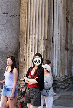 我特别喜欢出去旅行，出行前的攻略酒店机票行程准备我都会做的不亦乐乎，每次旅途归来也会有神清气爽焕然一新的感觉。
　　旅途中穿衣就以舒服为主了。哎哟，我居然自爆了，内心好好好忐忑哦。。。