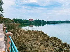 在泰国孔敬市的农旺和赵Por Lak Muang寺庙周围散步